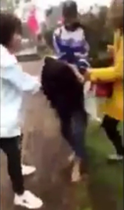 Một nữ sinh bị đánh hội đồng, lột đồ rồi quay video clip tung lên facebook ảnh 2