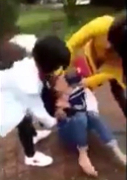 Một nữ sinh bị đánh hội đồng, lột đồ rồi quay video clip tung lên facebook ảnh 3