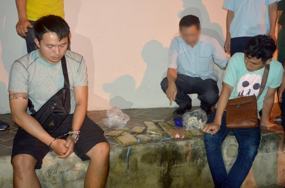 Bắt 2 sinh viên Lào vận chuyển 15 bánh cần sa và 200 viên hồng phiến vào Việt Nam tiêu thụ ảnh 1