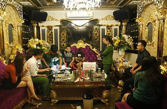 Hai viên chức giáo dục bị đình chỉ công tác để điều tra liên quan đến sử dụng ma túy ảnh 1