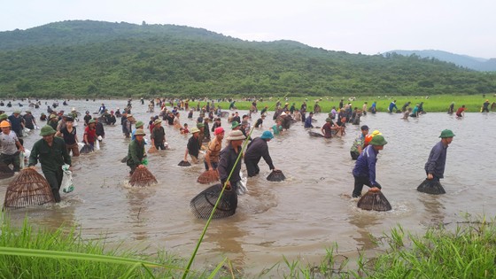 Hàng ngàn người dân nô nức tham gia lễ hội đánh cá "độc nhất" ở Hà Tĩnh ảnh 14