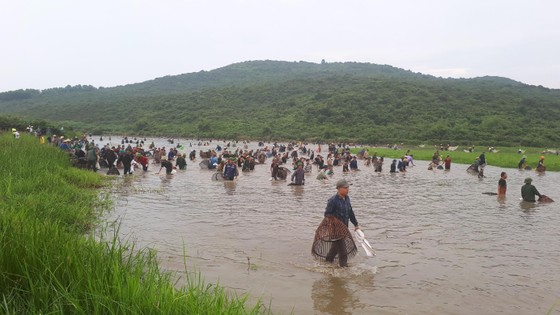 Hàng ngàn người dân nô nức tham gia lễ hội đánh cá "độc nhất" ở Hà Tĩnh ảnh 11