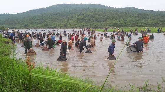 Hàng ngàn người dân nô nức tham gia lễ hội đánh cá "độc nhất" ở Hà Tĩnh ảnh 12