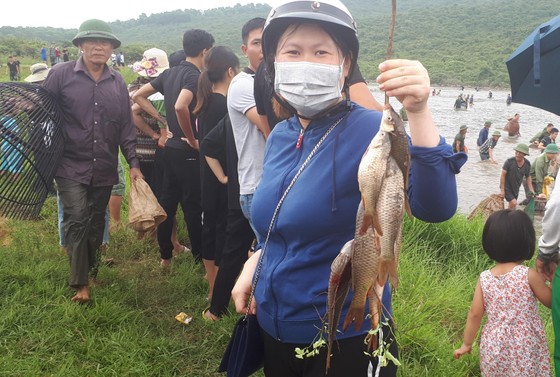 Hàng ngàn người dân nô nức tham gia lễ hội đánh cá "độc nhất" ở Hà Tĩnh ảnh 8
