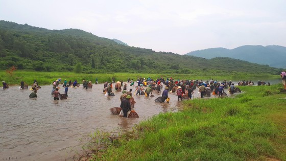 Hàng ngàn người dân nô nức tham gia lễ hội đánh cá "độc nhất" ở Hà Tĩnh ảnh 6