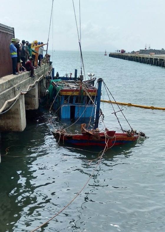 Hai tàu cá của ngư dân bị chìm ở khu vực cảng biển Vũng Áng ảnh 3