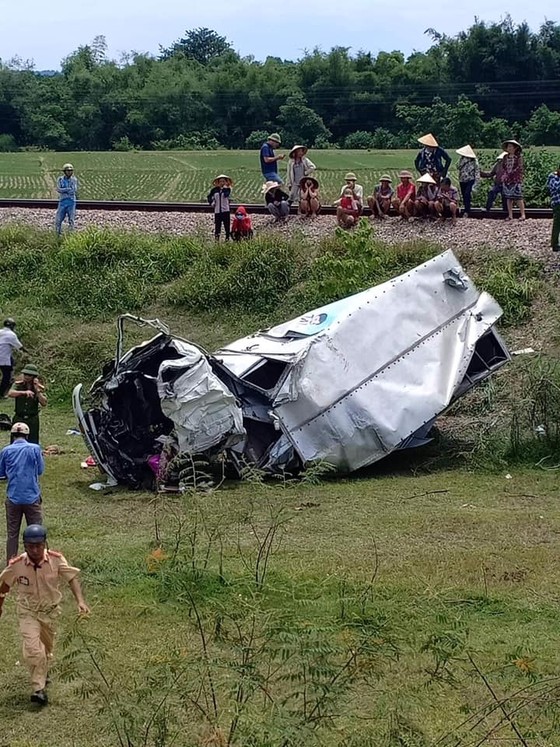 Tàu hỏa va chạm với ô tô tải trên đường sắt Bắc - Nam, 1 người bị thương nặng ảnh 4