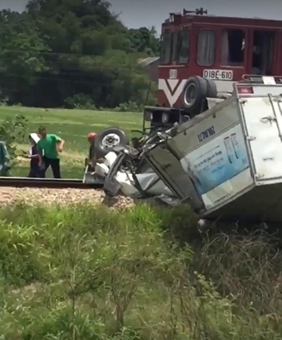 Tàu hỏa va chạm với ô tô tải trên đường sắt Bắc - Nam, 1 người bị thương nặng ảnh 3