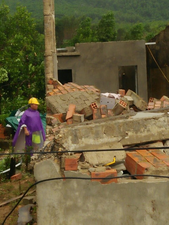 Hà Tĩnh: Lốc xoáy làm 2 người bị thương, nhiều nhà dân bị tốc mái ảnh 4