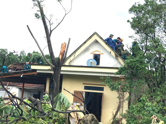 Giúp các hộ dân sớm khắc phục thiệt hại do lốc xoáy ở Hà Tĩnh ảnh 6
