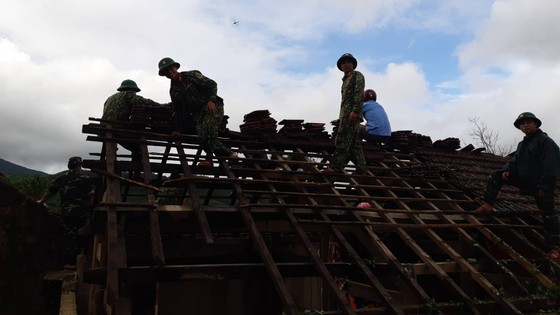 Giúp các hộ dân sớm khắc phục thiệt hại do lốc xoáy ở Hà Tĩnh ảnh 5