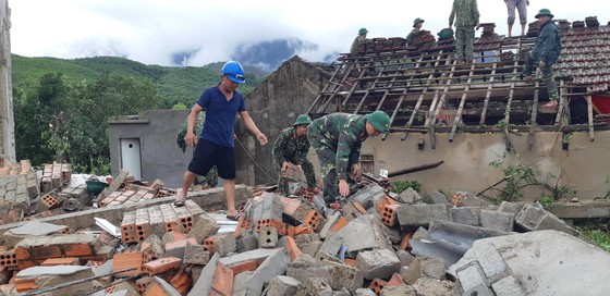 Giúp các hộ dân sớm khắc phục thiệt hại do lốc xoáy ở Hà Tĩnh ảnh 4