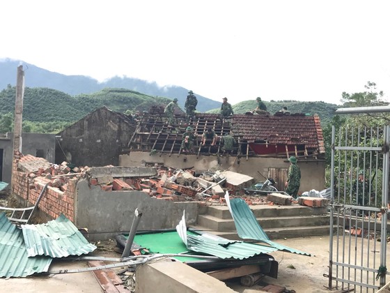Giúp các hộ dân sớm khắc phục thiệt hại do lốc xoáy ở Hà Tĩnh ảnh 2