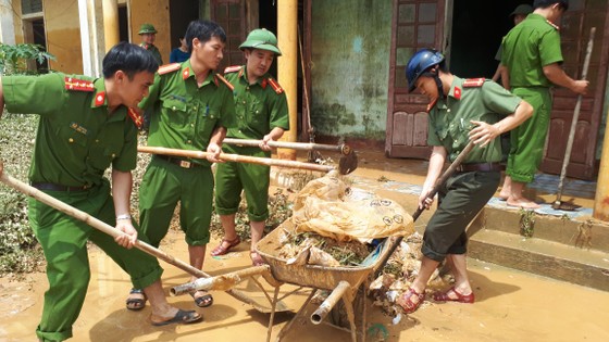 Nhiều xã miền cao ở Hà Tĩnh tranh thủ nắng ráo, dọn dẹp sau lũ rút ảnh 4