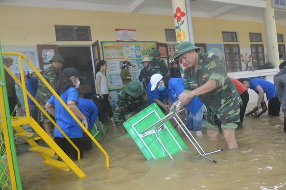 Bộ đội Biên phòng Hà Tĩnh nỗ lực giúp các trường học khắc phục mưa lũ, khai giảng năm học mới ảnh 3