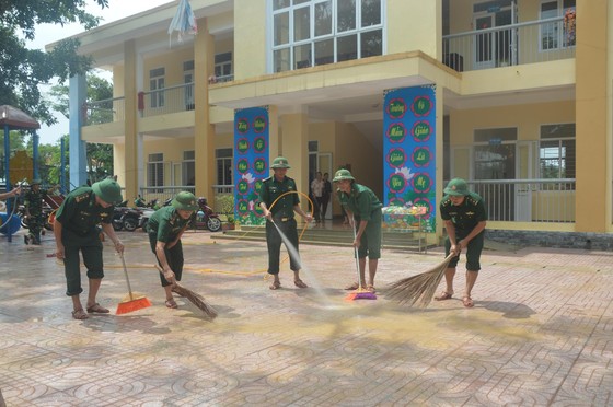 Bộ đội Biên phòng Hà Tĩnh nỗ lực giúp các trường học khắc phục mưa lũ, khai giảng năm học mới ảnh 2
