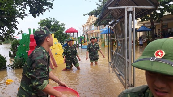 Bộ đội Biên phòng Hà Tĩnh nỗ lực giúp các trường học khắc phục mưa lũ, khai giảng năm học mới ảnh 5