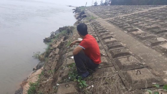 Đê chắn sóng ven biển ở Hà Tĩnh bị sạt lở sau mưa lũ ảnh 4