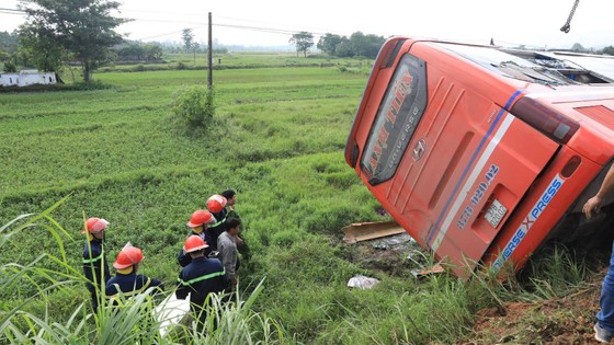 Lật xe ô tô khách ở Hà Tĩnh, 1 người tử vong, nhiều người bị thương ảnh 19