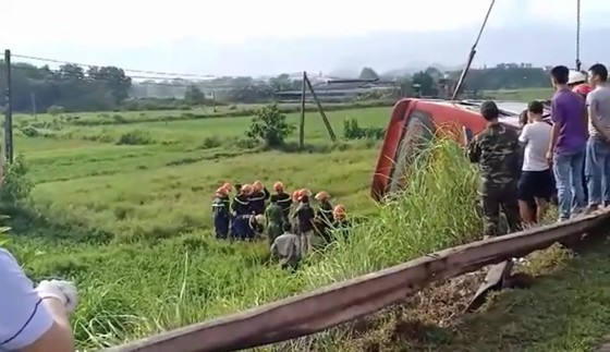Lật xe ô tô khách ở Hà Tĩnh, 1 người tử vong, nhiều người bị thương ảnh 6