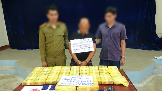 Bắt đối tượng vận chuyển 120.000 viên ma túy tổng hợp từ Lào về Việt Nam ảnh 1