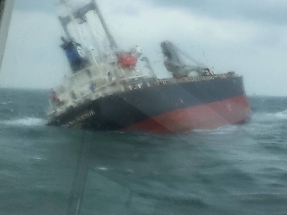 Tàu gặp sự cố trên biển Hà Tĩnh, 18 thuyền viên đã được đưa vào bờ an toàn ảnh 1
