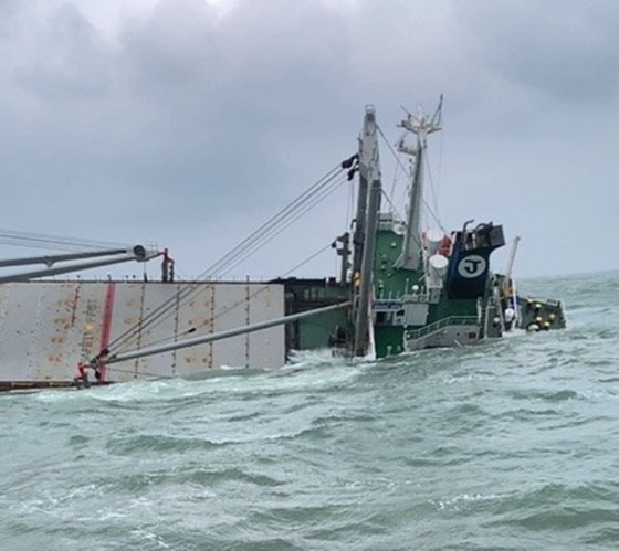 Thuê đơn vị chuyên môn xử lý nguy cơ tràn dầu vụ tàu 9.000 tấn bị chìm trên biển Hà Tĩnh ảnh 1