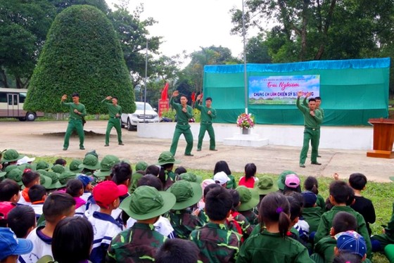 Học sinh, giáo viên thích thú trải nghiệm 'Chúng em làm chiến sĩ biên phòng' ảnh 12