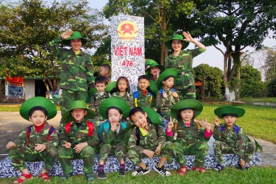 Học sinh, giáo viên thích thú trải nghiệm 'Chúng em làm chiến sĩ biên phòng' ảnh 18