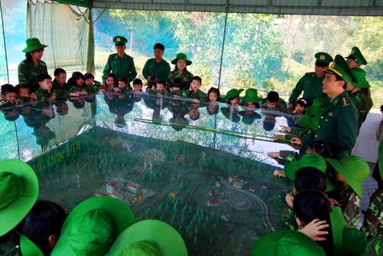 Học sinh, giáo viên thích thú trải nghiệm 'Chúng em làm chiến sĩ biên phòng' ảnh 8