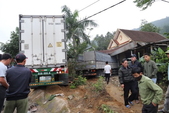 Xe container và xe tải lao vào nhà dân, nhiều người may mắn thoát nạn ảnh 13