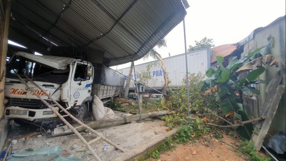Xe container và xe tải lao vào nhà dân, nhiều người may mắn thoát nạn ảnh 4