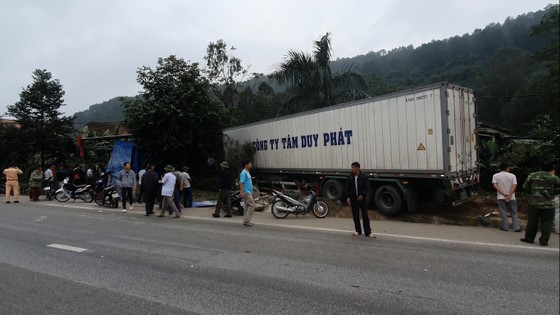 Xe container và xe tải lao vào nhà dân, nhiều người may mắn thoát nạn ảnh 6