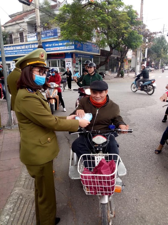 Nhiều cơ sở kinh doanh, quầy thuốc ở Hà Tĩnh phát miễn phí khẩu trang cho người dân ảnh 1