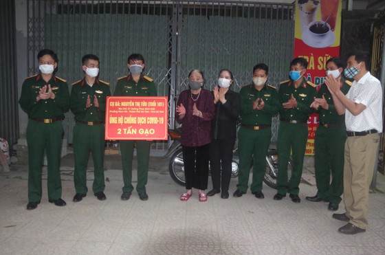 Nhiều hộ dân ở TP Hà Tĩnh ủng hộ hàng tấn gạo phòng chống dịch Covid-19 ảnh 4