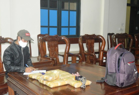 Bắt quả tang đối tượng vận chuyển 60.000 viên ma túy tổng hợp qua biên giới ảnh 5