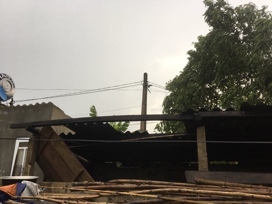 Lốc xoáy khiến nhiều nhà dân ở Hà Tĩnh bị thiệt hại  ảnh 1