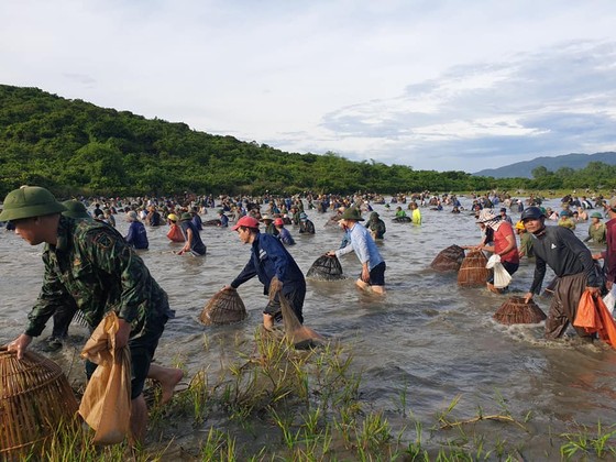 Hàng ngàn người dân nô nức tham gia lễ hội đánh cá 'độc nhất' ở Hà Tĩnh ảnh 3