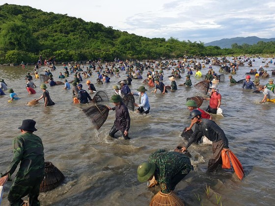 Hàng ngàn người dân nô nức tham gia lễ hội đánh cá 'độc nhất' ở Hà Tĩnh ảnh 2