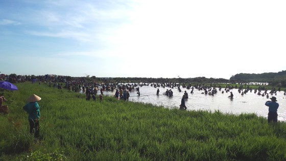 Hàng ngàn người dân nô nức tham gia lễ hội đánh cá 'độc nhất' ở Hà Tĩnh ảnh 13