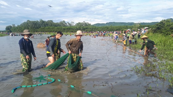 Hàng ngàn người dân nô nức tham gia lễ hội đánh cá 'độc nhất' ở Hà Tĩnh ảnh 12