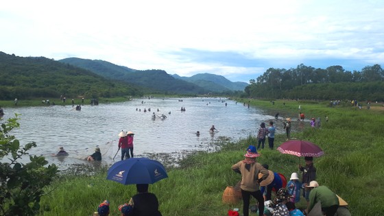 Hàng ngàn người dân nô nức tham gia lễ hội đánh cá 'độc nhất' ở Hà Tĩnh ảnh 8