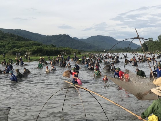 Hàng ngàn người dân nô nức tham gia lễ hội đánh cá 'độc nhất' ở Hà Tĩnh ảnh 20