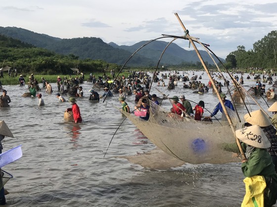 Hàng ngàn người dân nô nức tham gia lễ hội đánh cá 'độc nhất' ở Hà Tĩnh ảnh 1