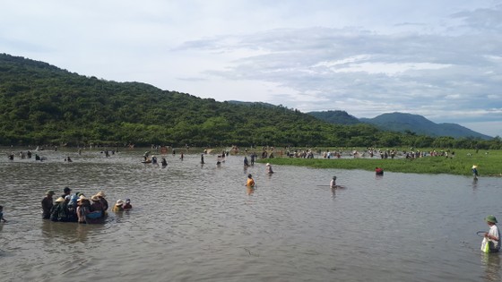 Hàng ngàn người dân nô nức tham gia lễ hội đánh cá 'độc nhất' ở Hà Tĩnh ảnh 11