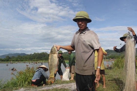 Hàng ngàn người dân nô nức tham gia lễ hội đánh cá 'độc nhất' ở Hà Tĩnh ảnh 14