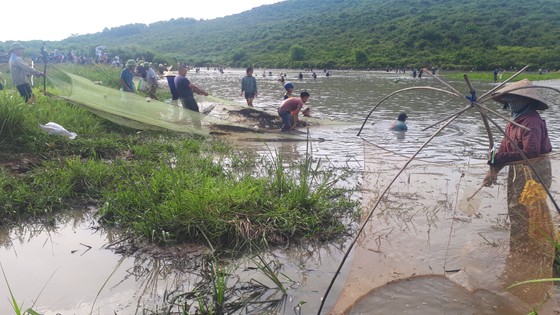 Hàng ngàn người dân nô nức tham gia lễ hội đánh cá 'độc nhất' ở Hà Tĩnh ảnh 9