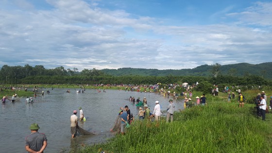 Hàng ngàn người dân nô nức tham gia lễ hội đánh cá 'độc nhất' ở Hà Tĩnh ảnh 6