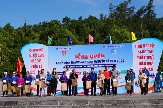 Hơn 1.000 đoàn viên thanh niên ra quân làm sạch môi trường bãi biển ở Hà Tĩnh ảnh 7