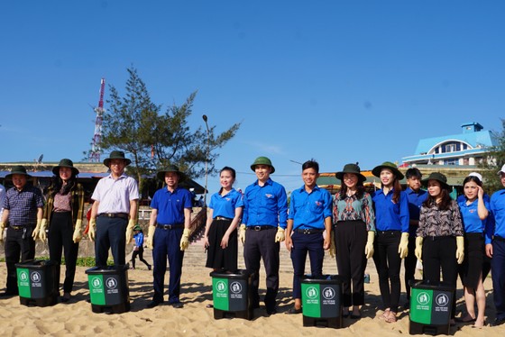 Hơn 1.000 đoàn viên thanh niên ra quân làm sạch môi trường bãi biển ở Hà Tĩnh ảnh 9
